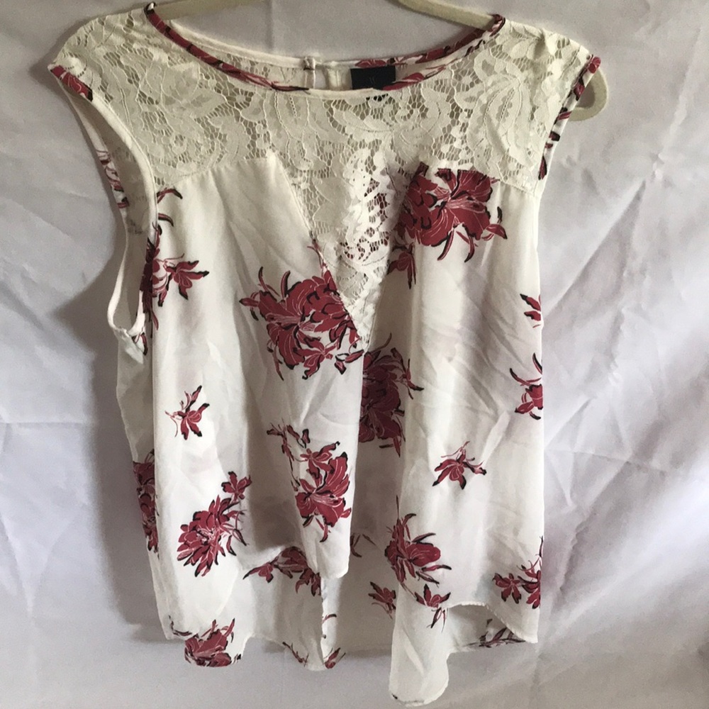 Sleeveless blouse. Never worn - Size XXL